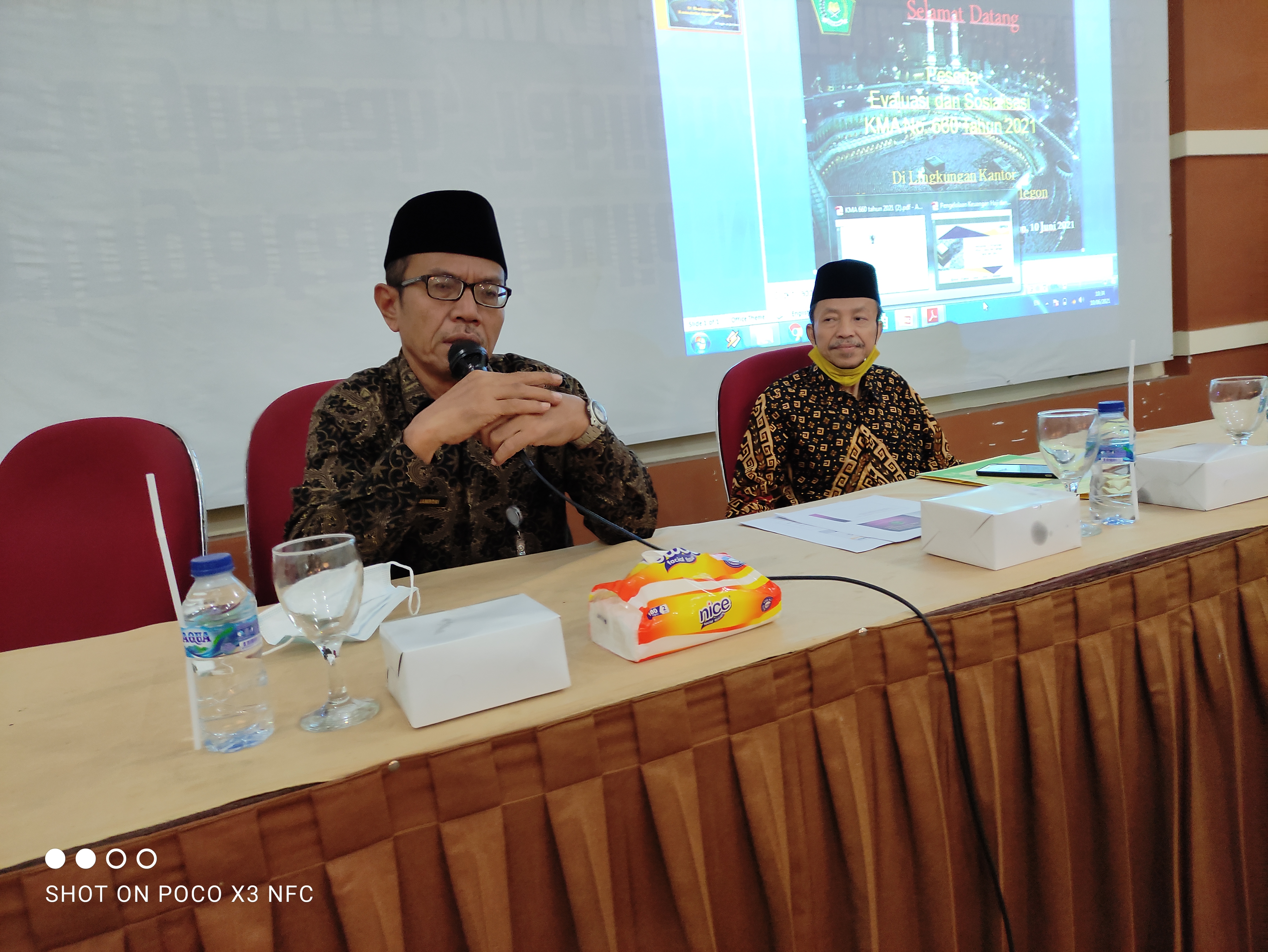 Kepala Kankemenag Kota Cilegon Drs. H. Idris Jamroni, M.Si. Bersama Kasi PHU Drs. H. Sakhrudin, M.MPd. dalam Evaluasi dan Sosialisasi KMA 660 tahun 2021 di Aula Kankemenag Kota Cilegon, Kamis, 10 Juni 2021
